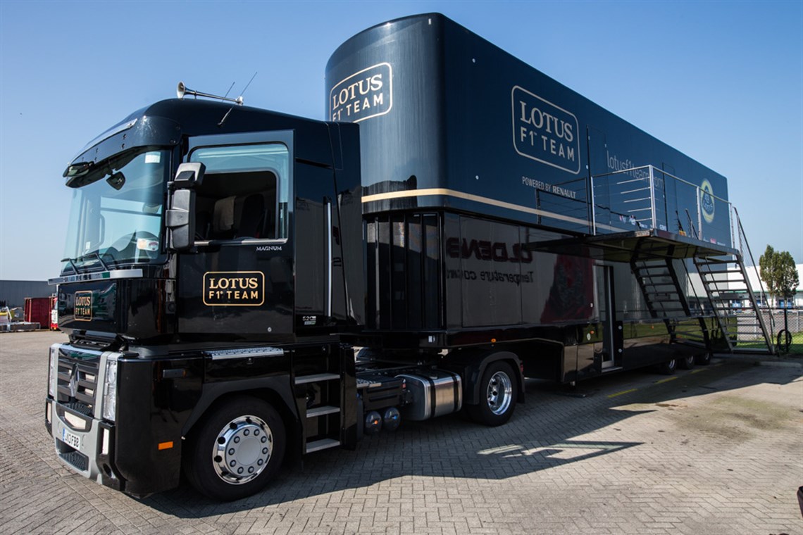 lotus-f1-team-pump-up-racetrailer