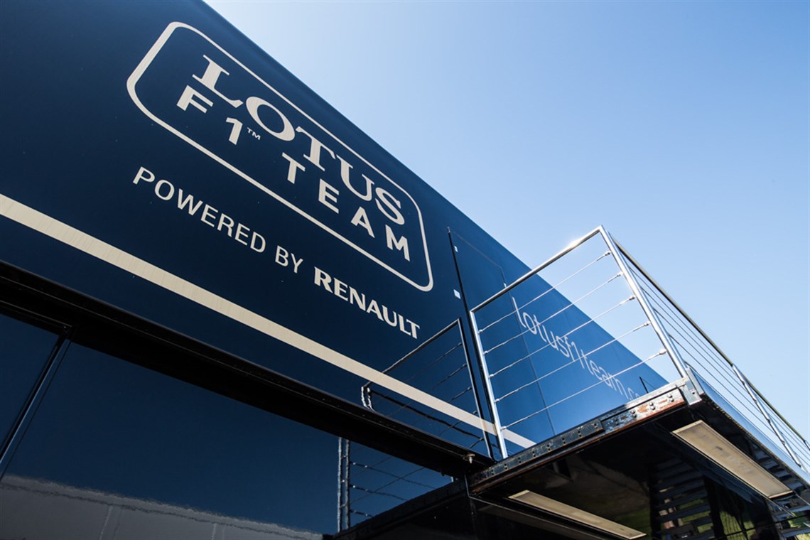 lotus-f1-team-pump-up-racetrailer