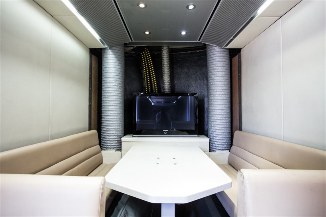 lotus-f1-team-pump-up-racetrailer