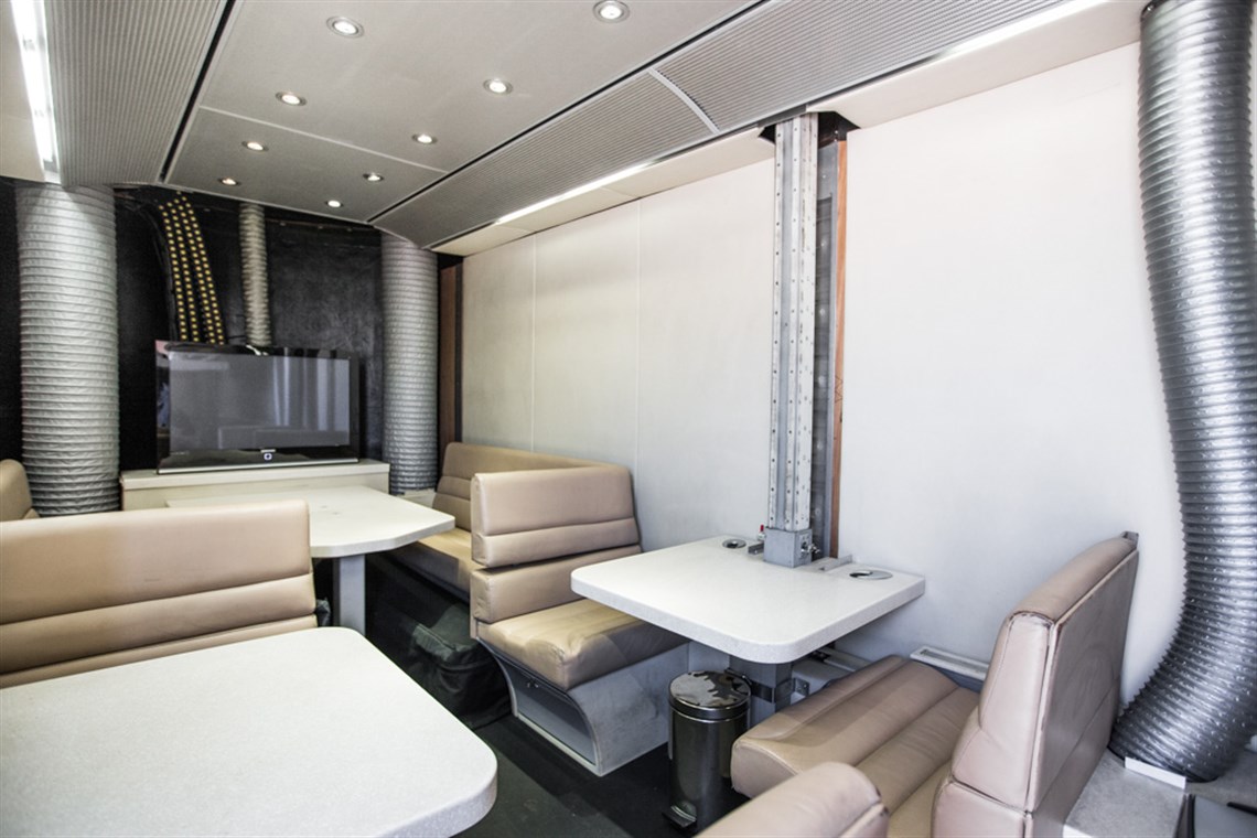 lotus-f1-team-pump-up-racetrailer