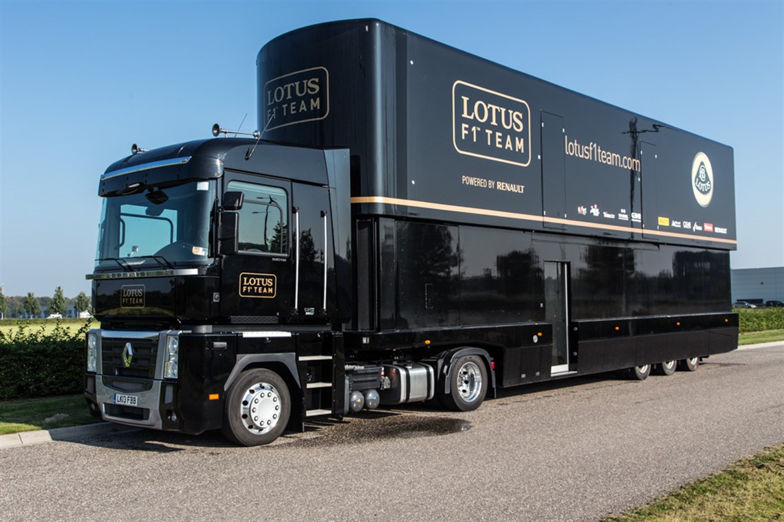 lotus-f1-team-pump-up-racetrailer