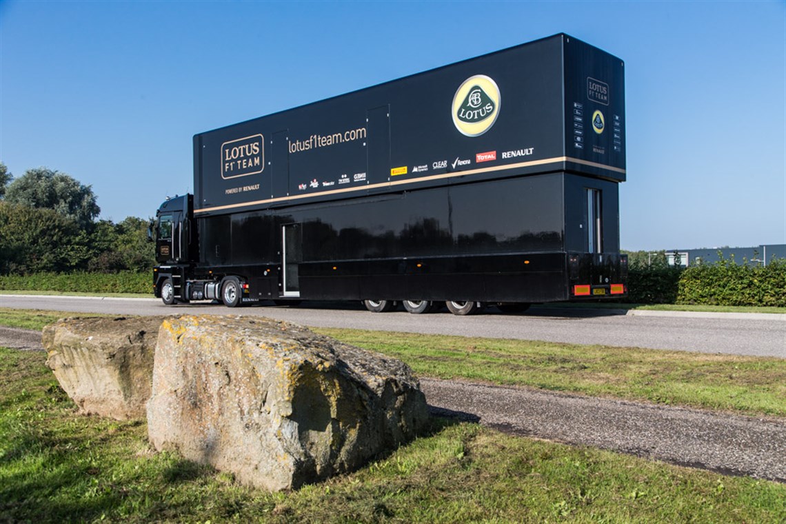 lotus-f1-team-pump-up-racetrailer