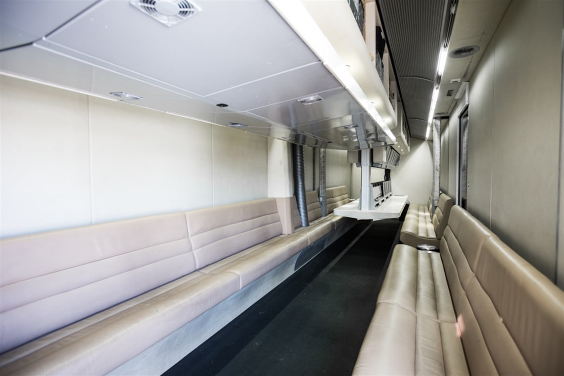 lotus-f1-team-pump-up-racetrailer