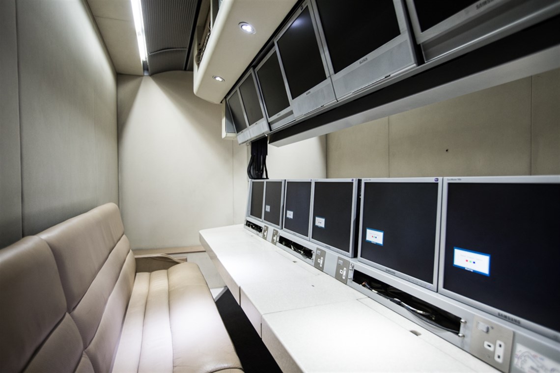 lotus-f1-team-pump-up-racetrailer