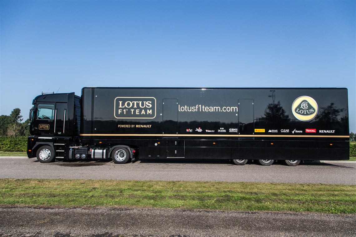 lotus-f1-team-pump-up-racetrailer