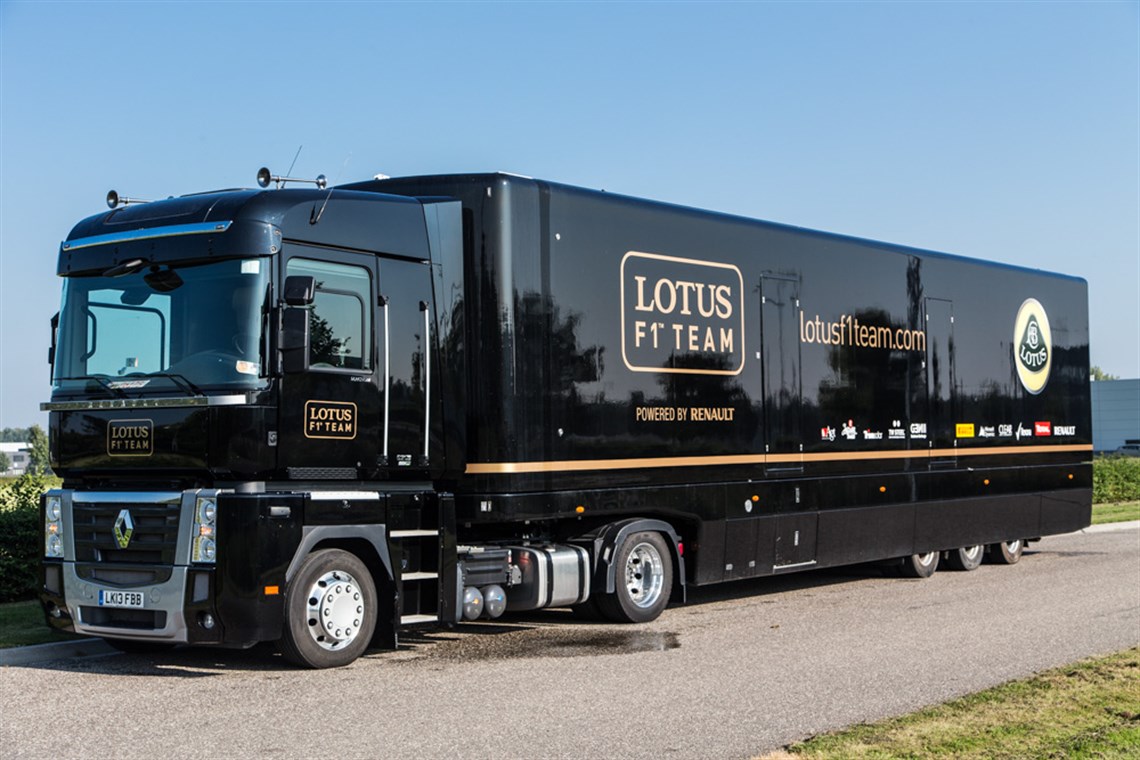 lotus-f1-team-pump-up-racetrailer