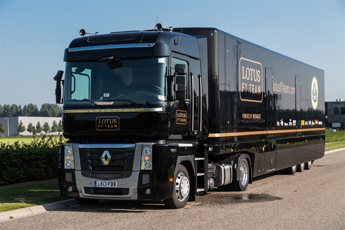 lotus-f1-team-pump-up-racetrailer