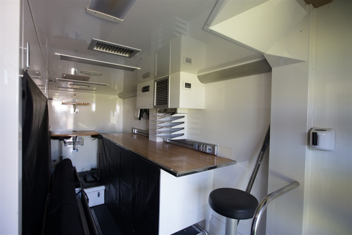 lotus-f1-team-pump-up-racetrailer