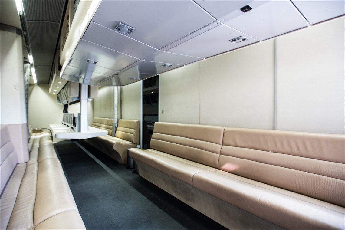 lotus-f1-team-pump-up-racetrailer