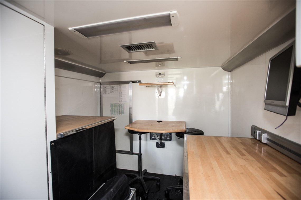 lotus-f1-team-pump-up-racetrailer