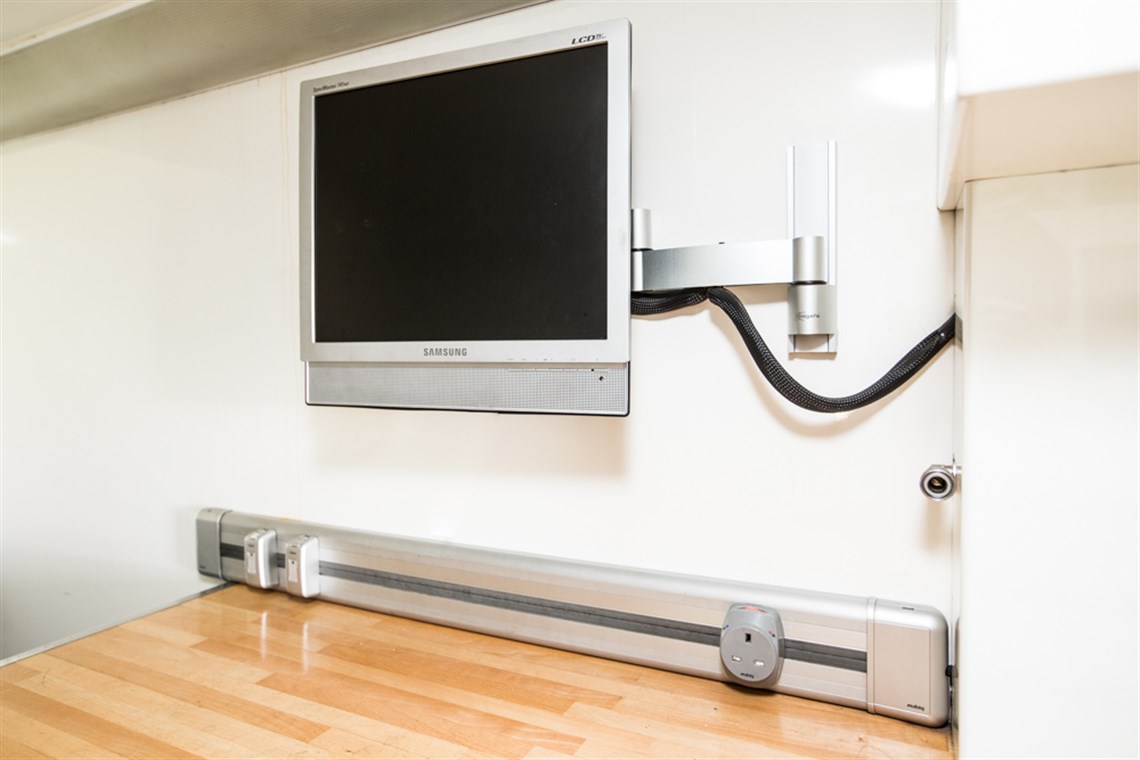 lotus-f1-team-pump-up-racetrailer