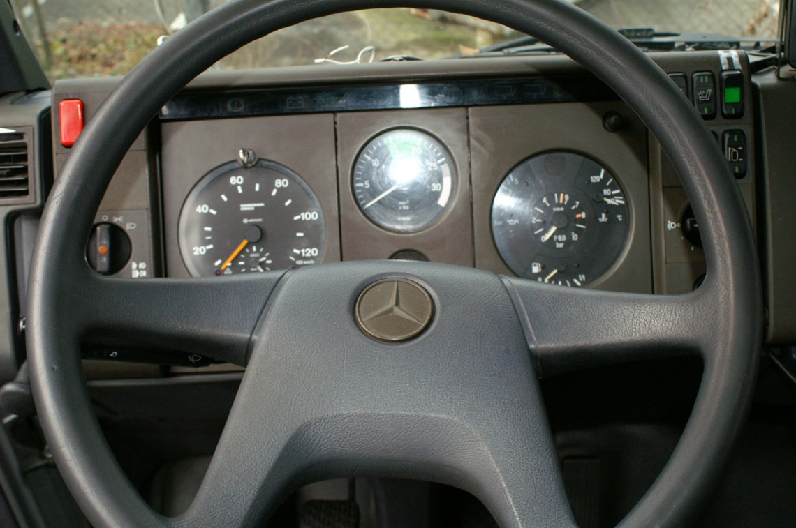 race-car-transporter-75-to-mercedes-benz-lhd