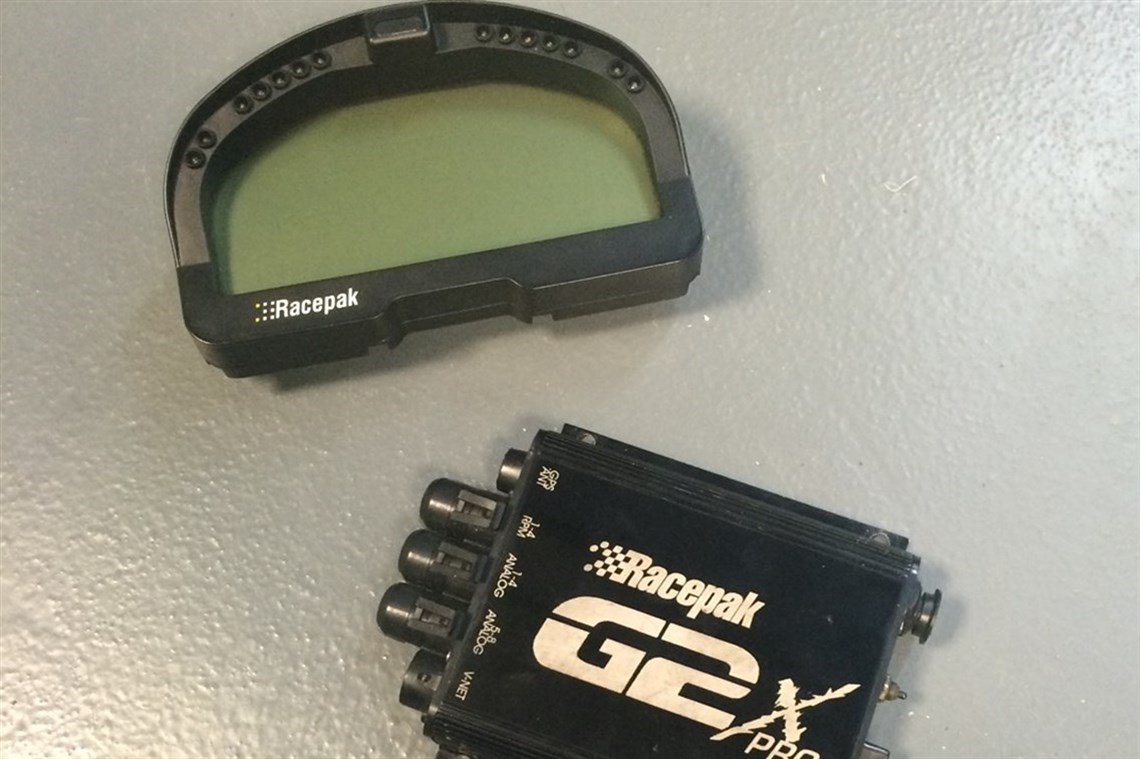 racepak-g2x-pro-gps-logger-iq3-digital-dash
