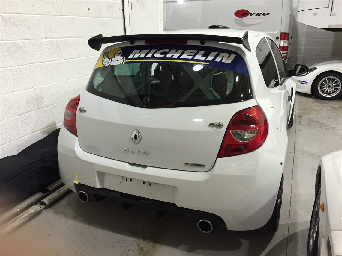 clio-cup-x85-racer-race-car