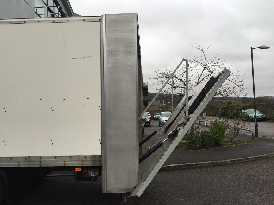 iveco-75e17---75-ton-2-car-race-transporter