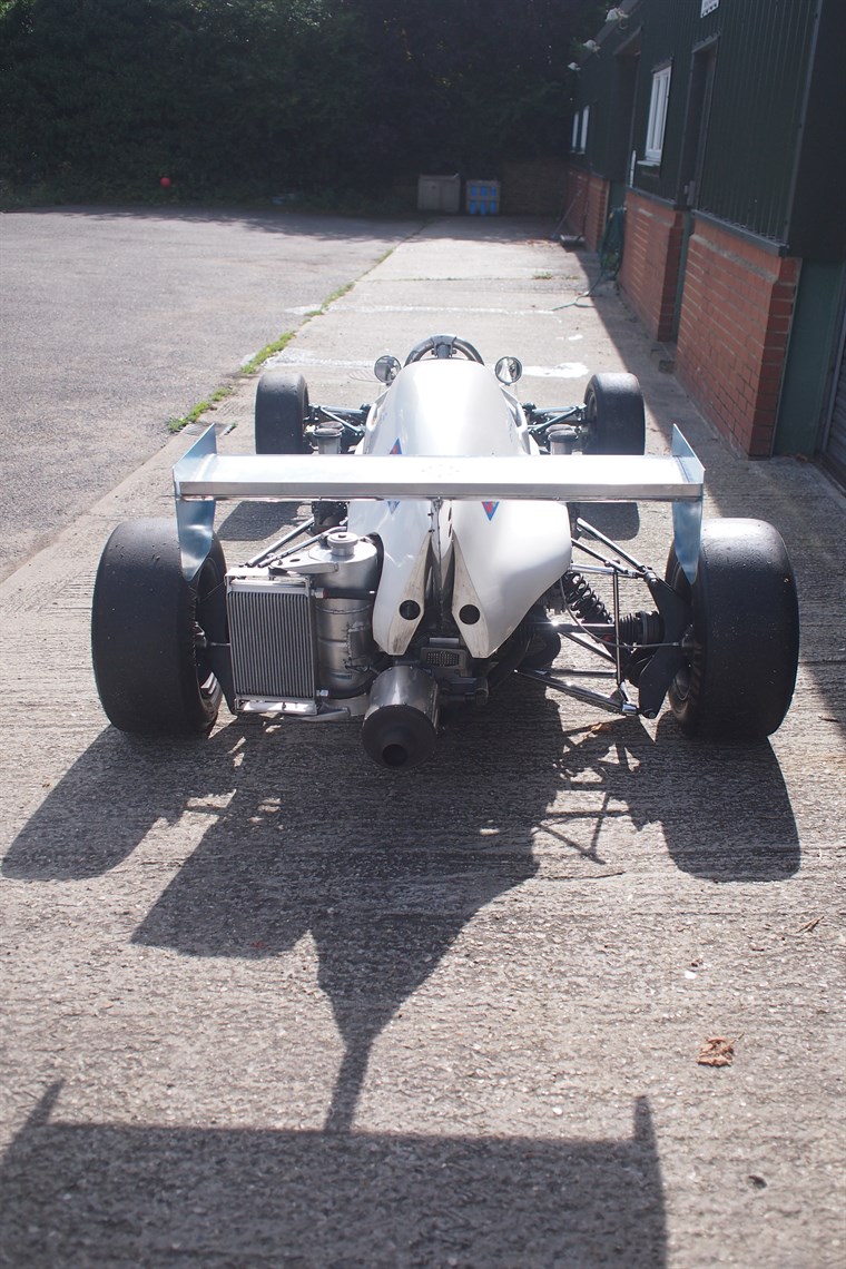 lola-super-vee-324-1975