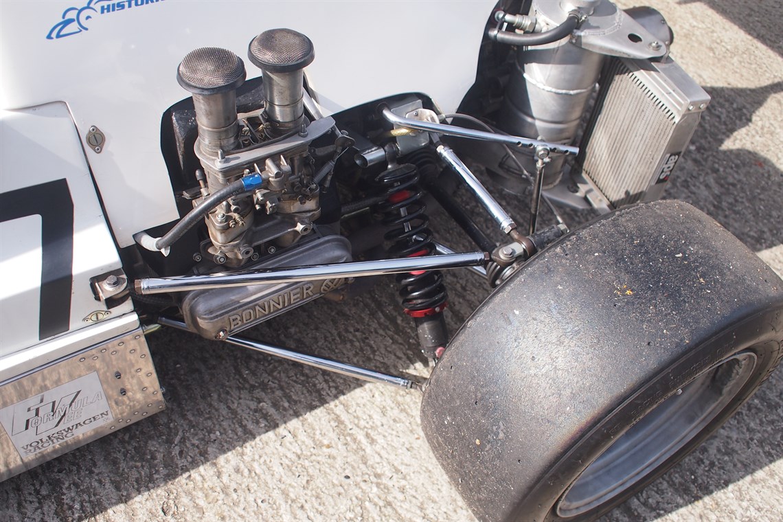 lola-super-vee-324-1975