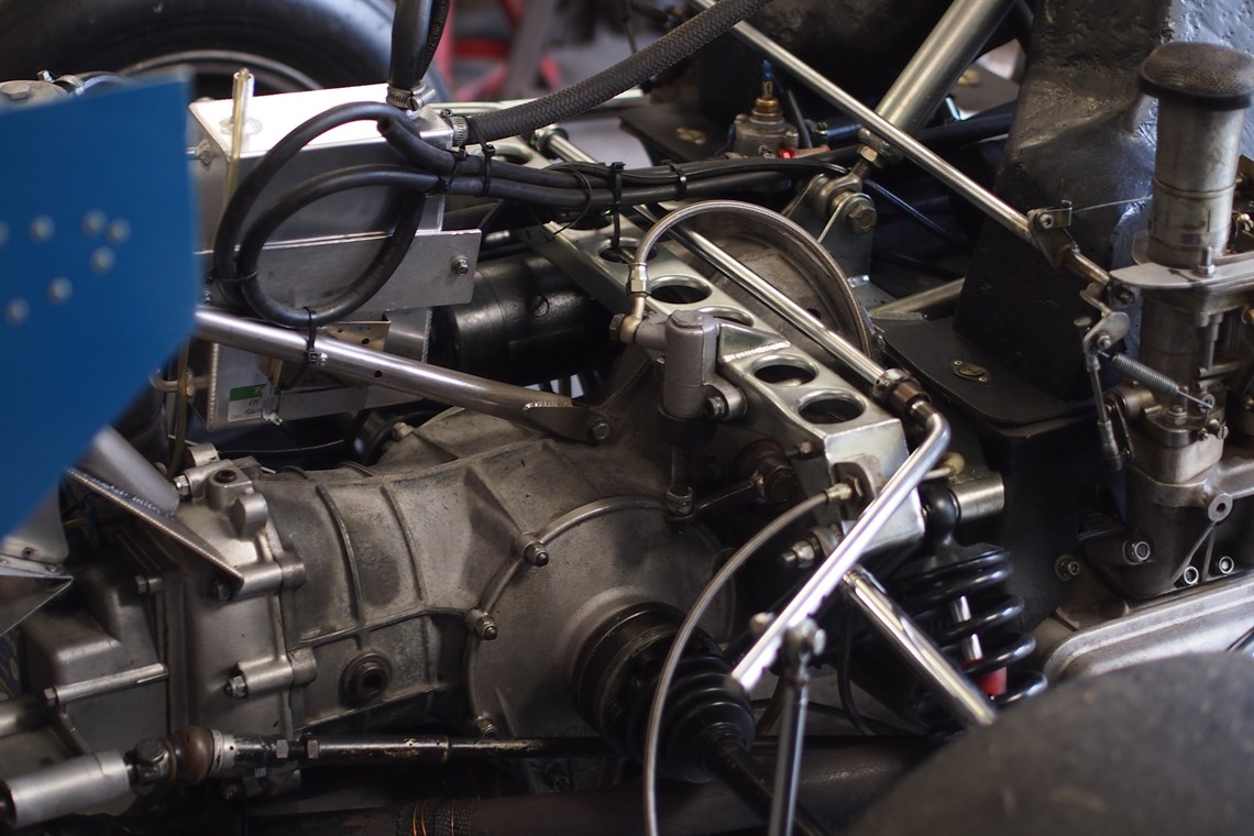 lola-super-vee-324-1975