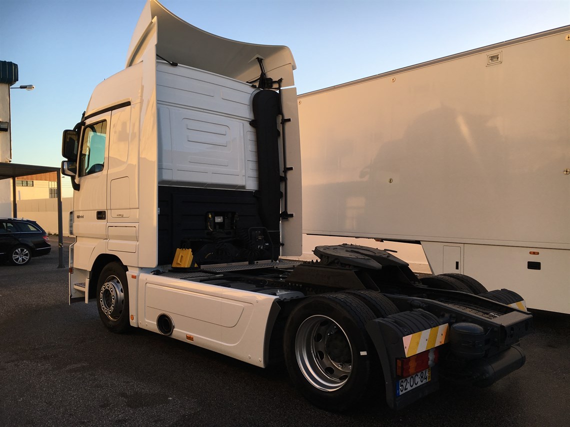 wtcc-chereau-race-trailer-and-tractor-unit