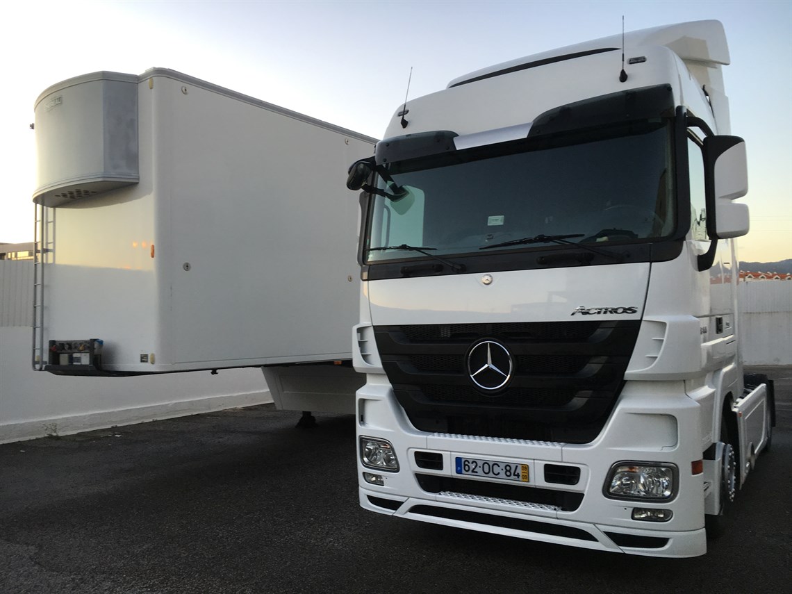 wtcc-chereau-race-trailer-and-tractor-unit