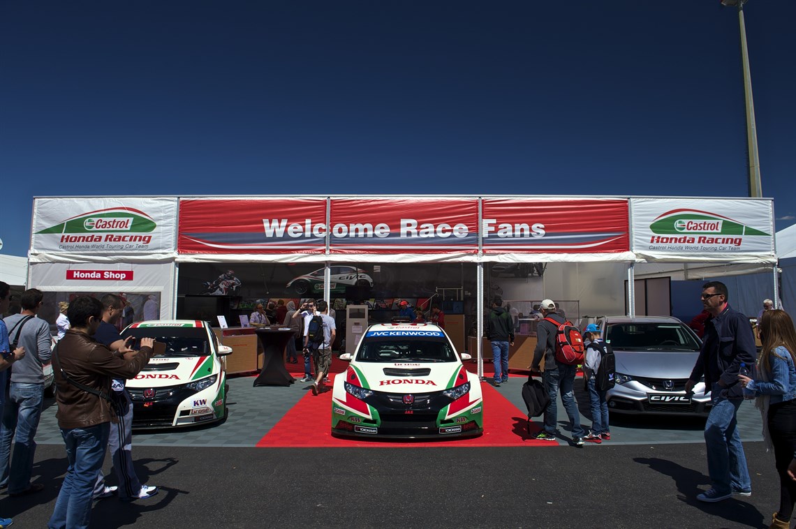 wtcc-chereau-race-trailer-and-tractor-unit