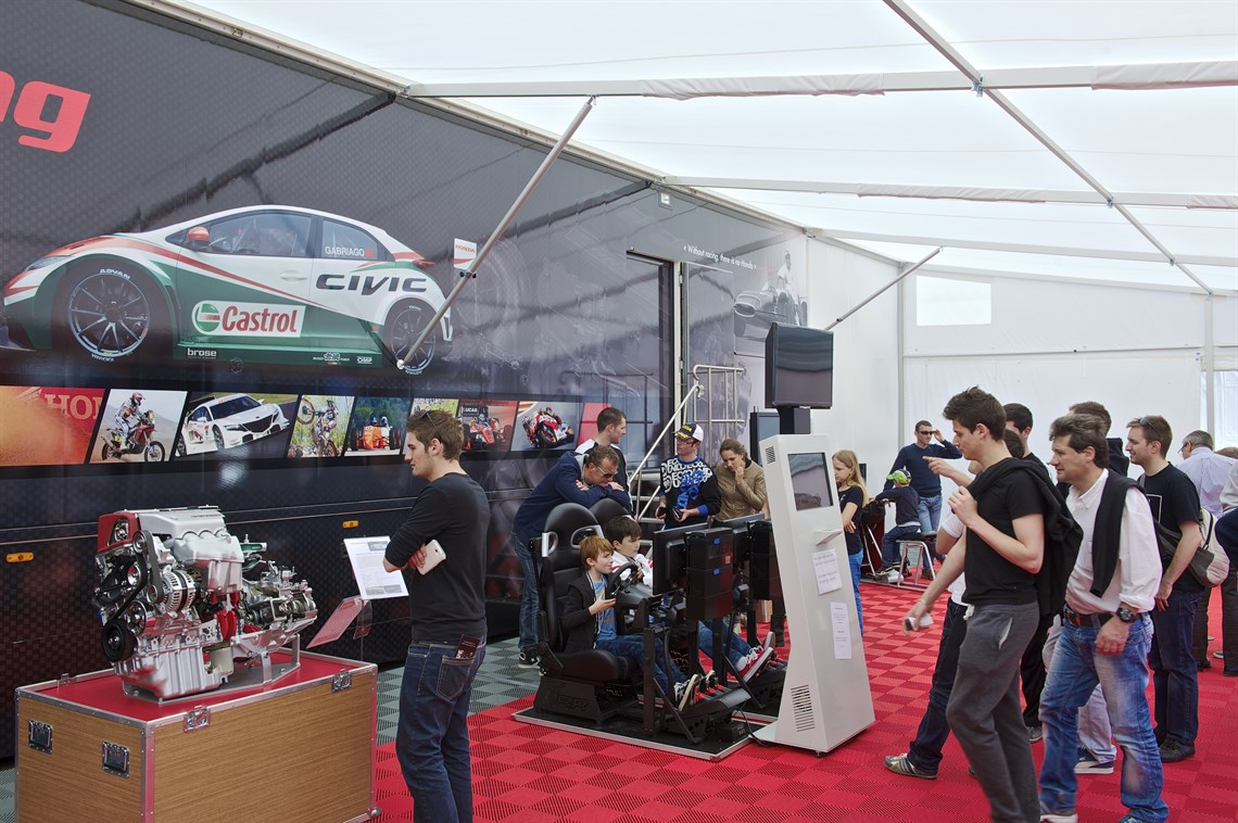 wtcc-chereau-race-trailer-and-tractor-unit