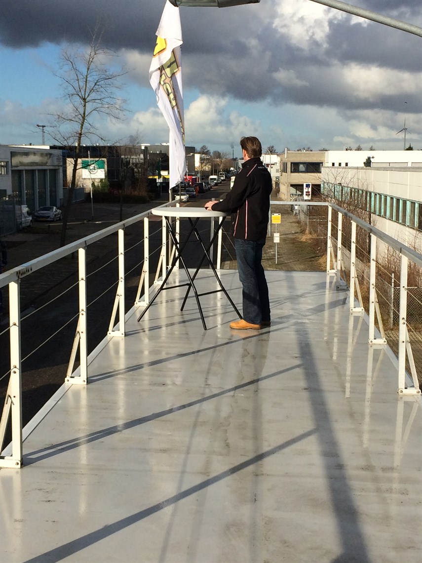 racetrailer-large-awning-roof-terras-for-4-ca