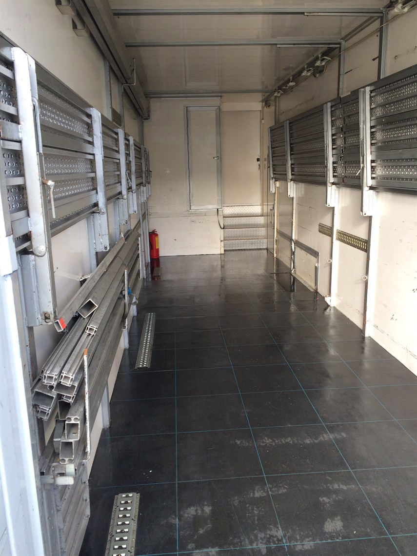 racetrailer-large-awning-roof-terras-for-4-ca