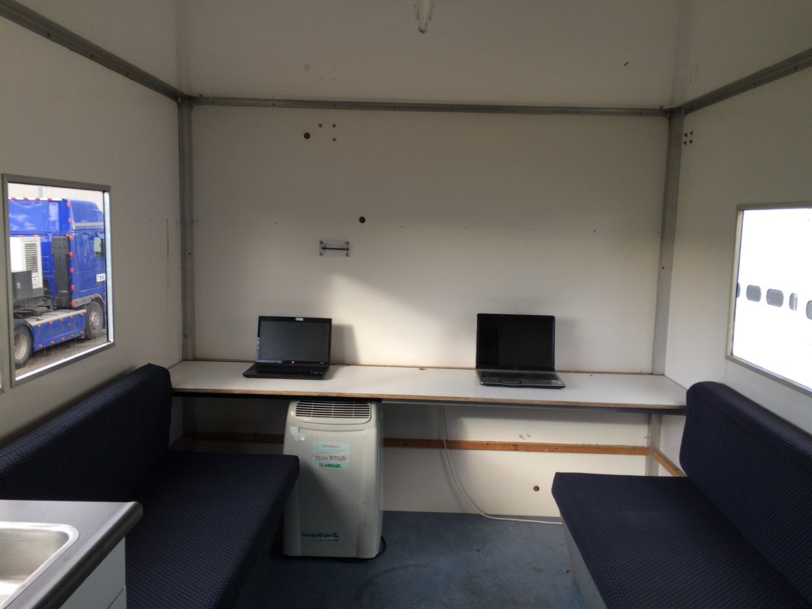 racetrailer-large-awning-roof-terras-for-4-ca