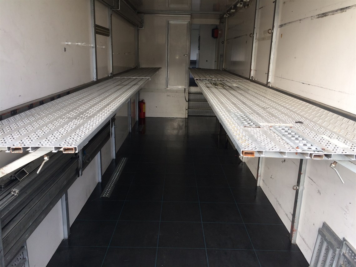 racetrailer-large-awning-roof-terras-for-4-ca