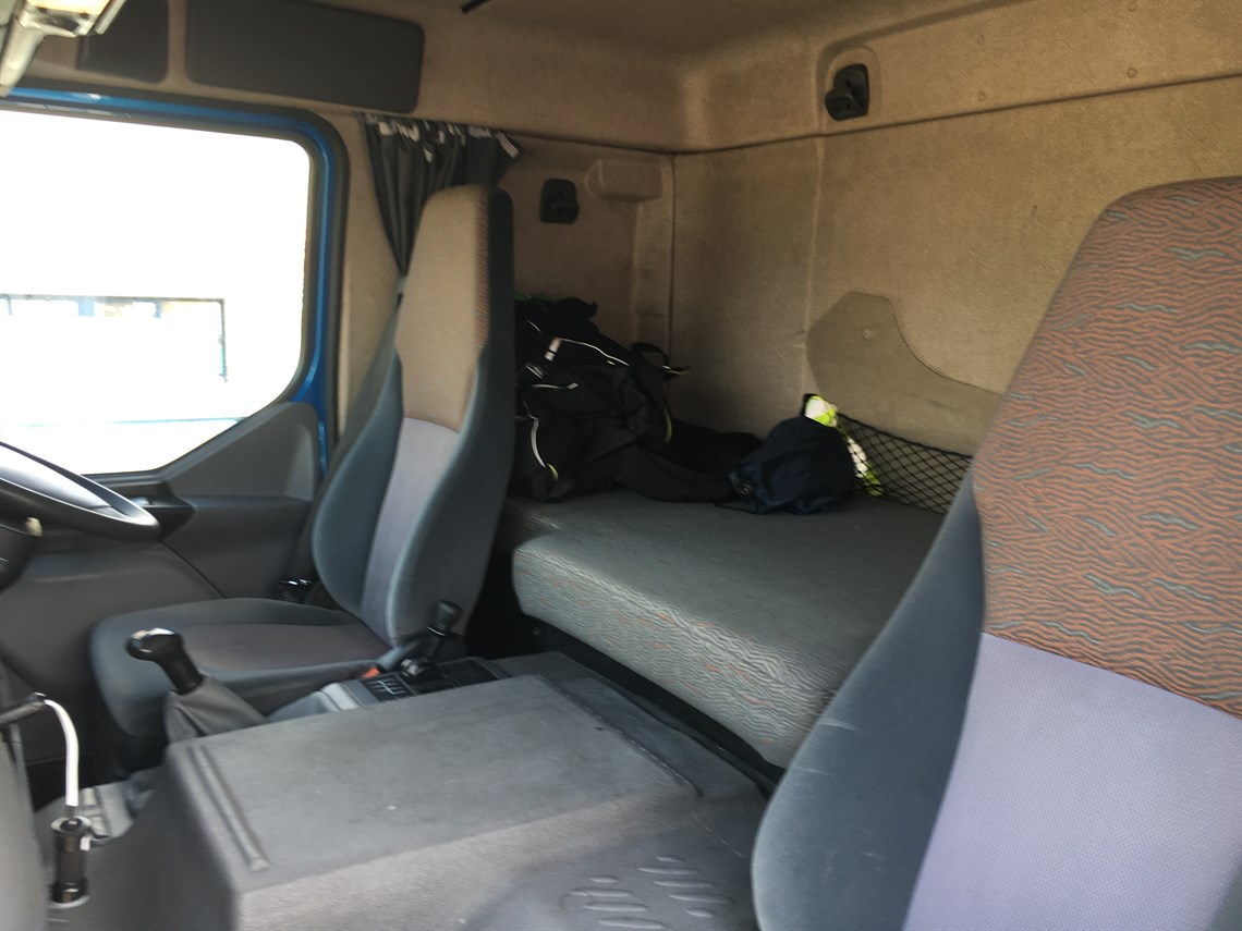 renault-premium-2006-18-tonne-race-transporte