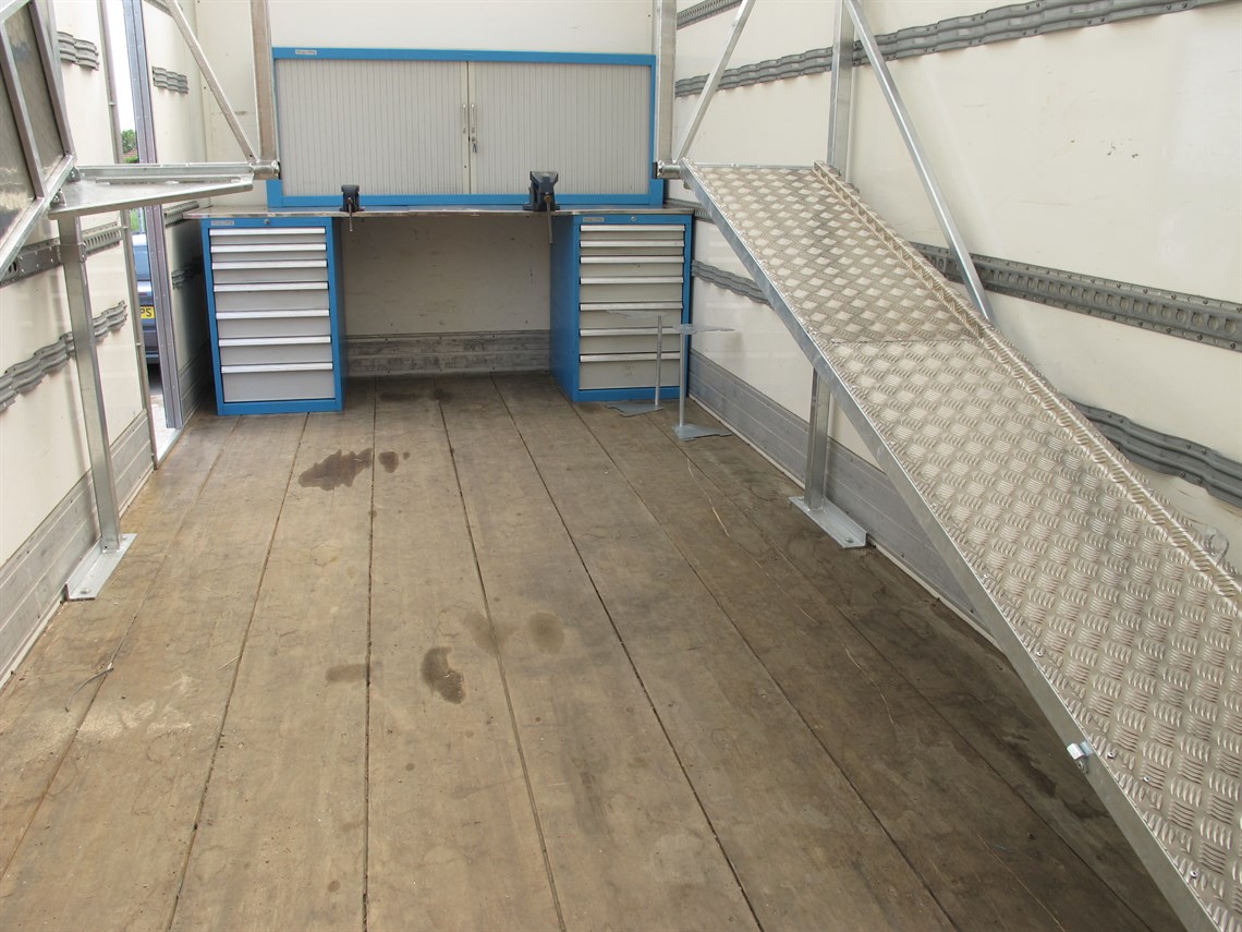 man-75t-two-car-race-truck