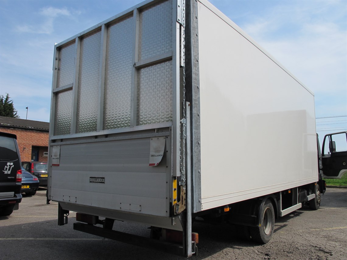 man-75t-two-car-race-truck