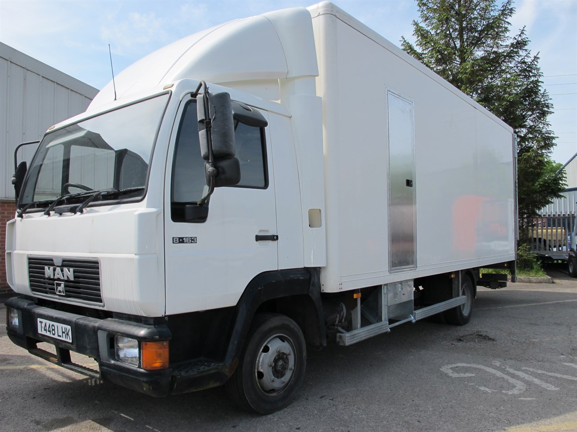 man-75t-two-car-race-truck