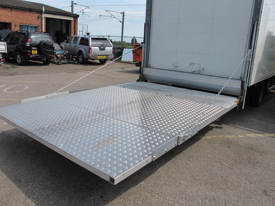 man-75t-two-car-race-truck