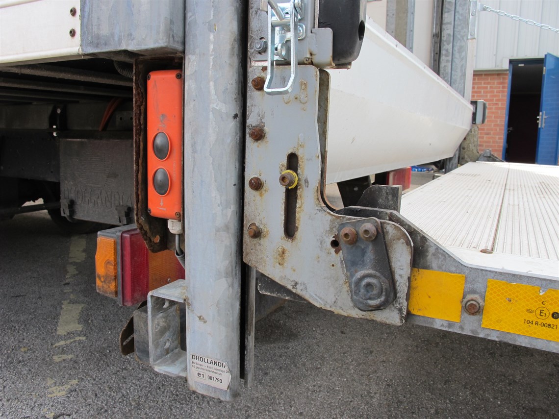 man-75t-two-car-race-truck