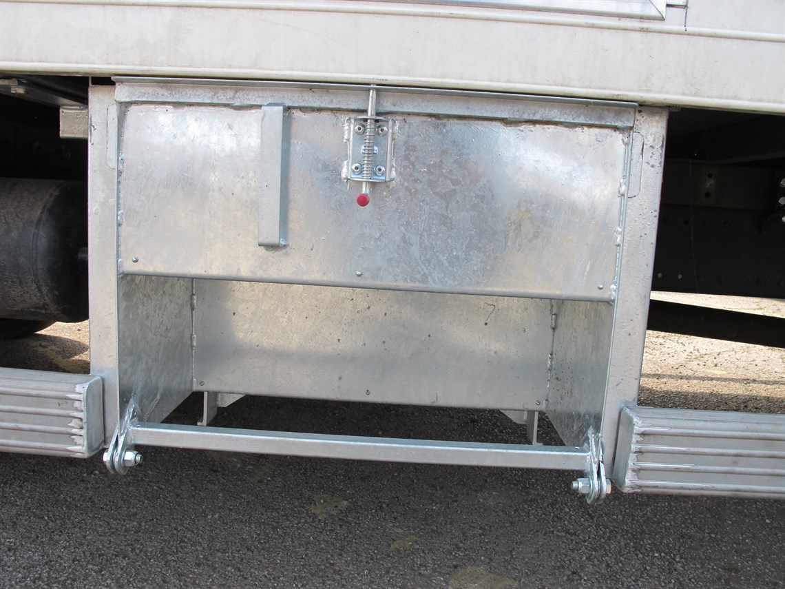 man-75t-two-car-race-truck