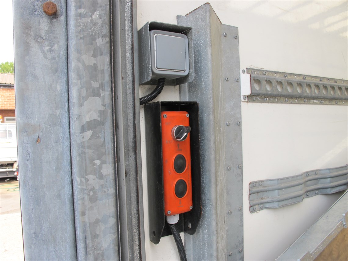 man-75t-two-car-race-truck