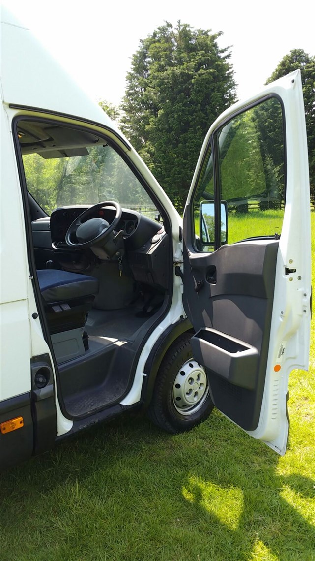 iveco-daily-35s14-hpt-lwb-race-support-van