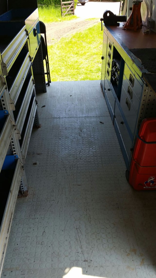 iveco-daily-35s14-hpt-lwb-race-support-van