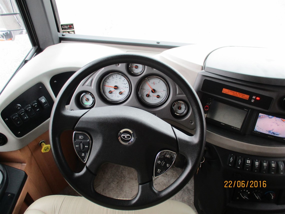 fleetwood-revolution-motorhome-42w