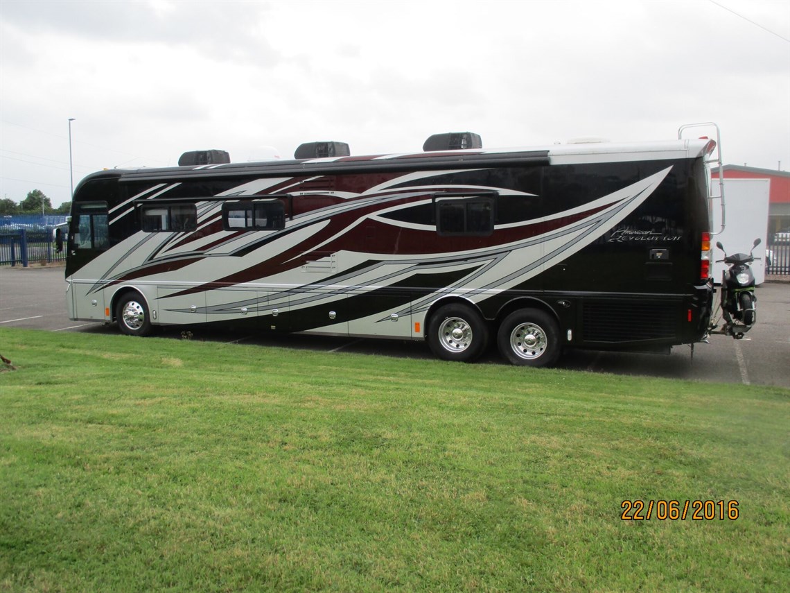 fleetwood-revolution-motorhome-42w