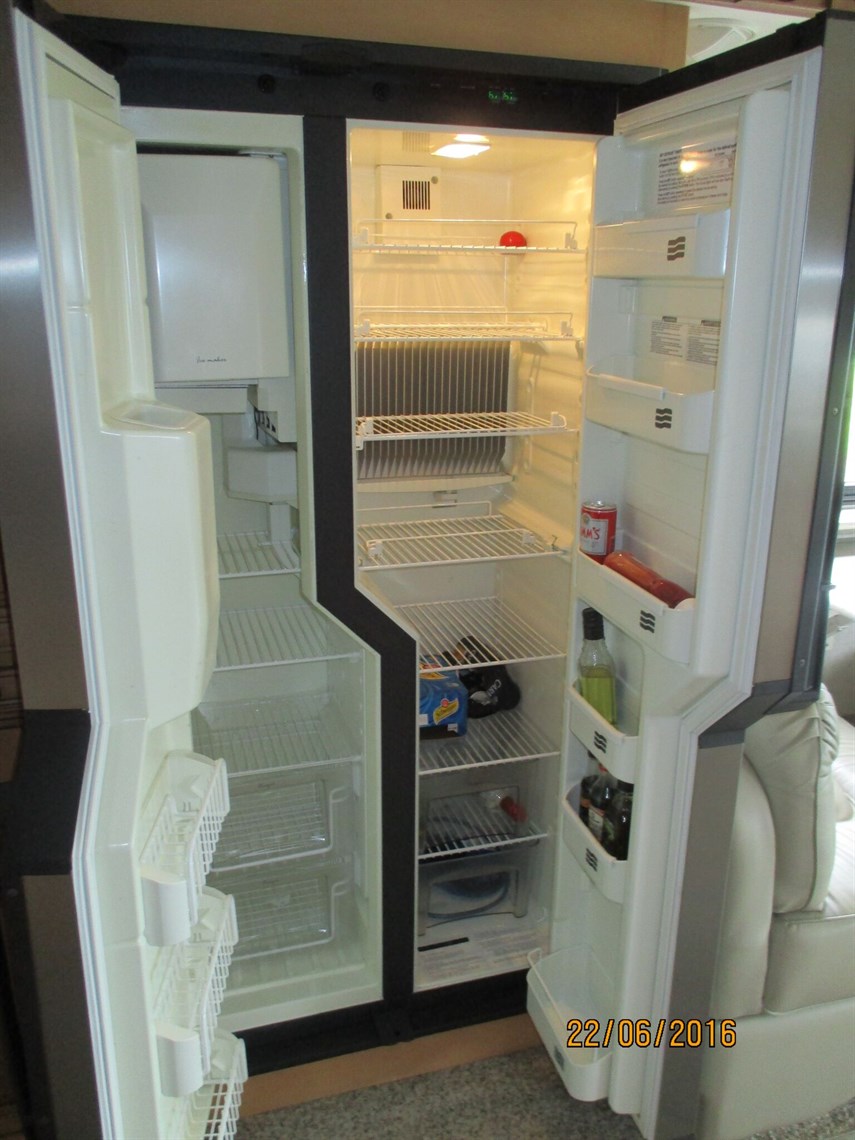 fleetwood-revolution-motorhome-42w