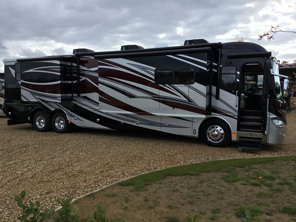 fleetwood-revolution-motorhome-42w