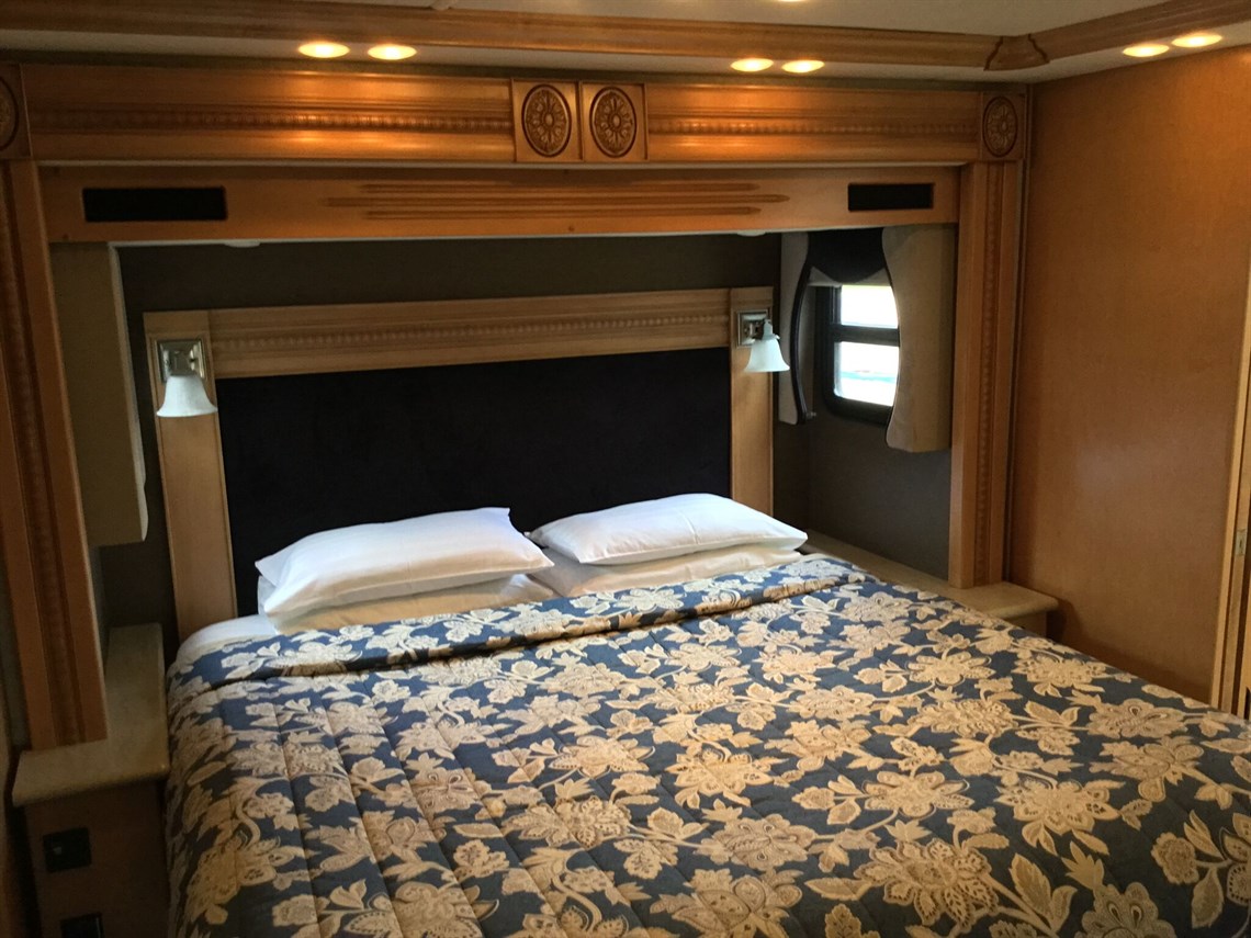 fleetwood-revolution-motorhome-42w