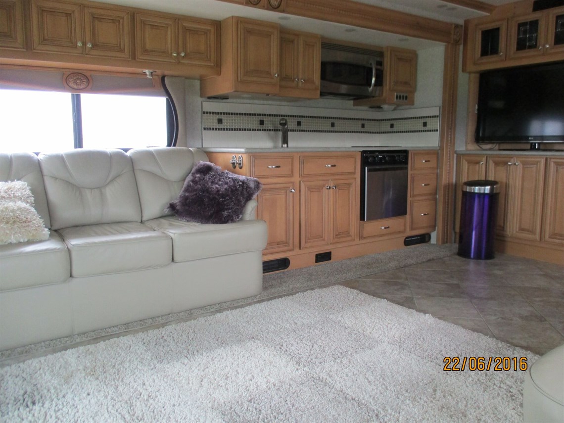 fleetwood-revolution-motorhome-42w