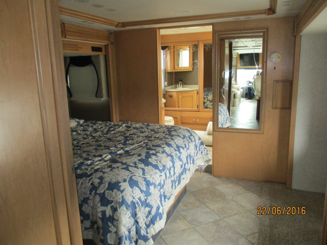 fleetwood-revolution-motorhome-42w