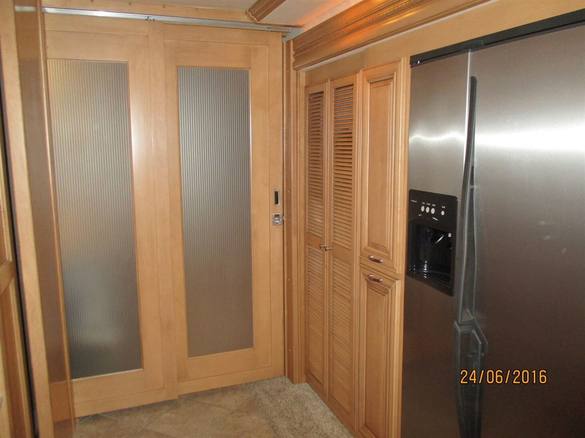 fleetwood-revolution-motorhome-42w