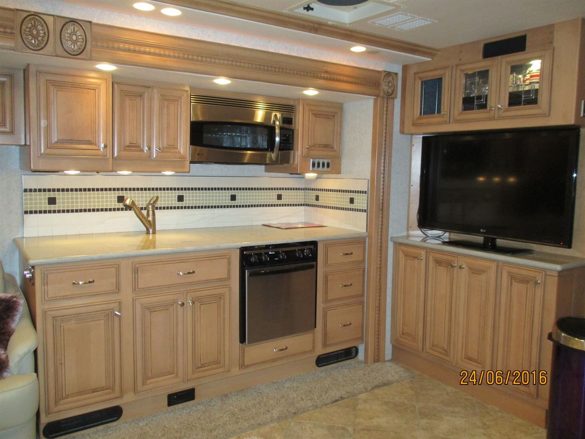 fleetwood-revolution-motorhome-42w