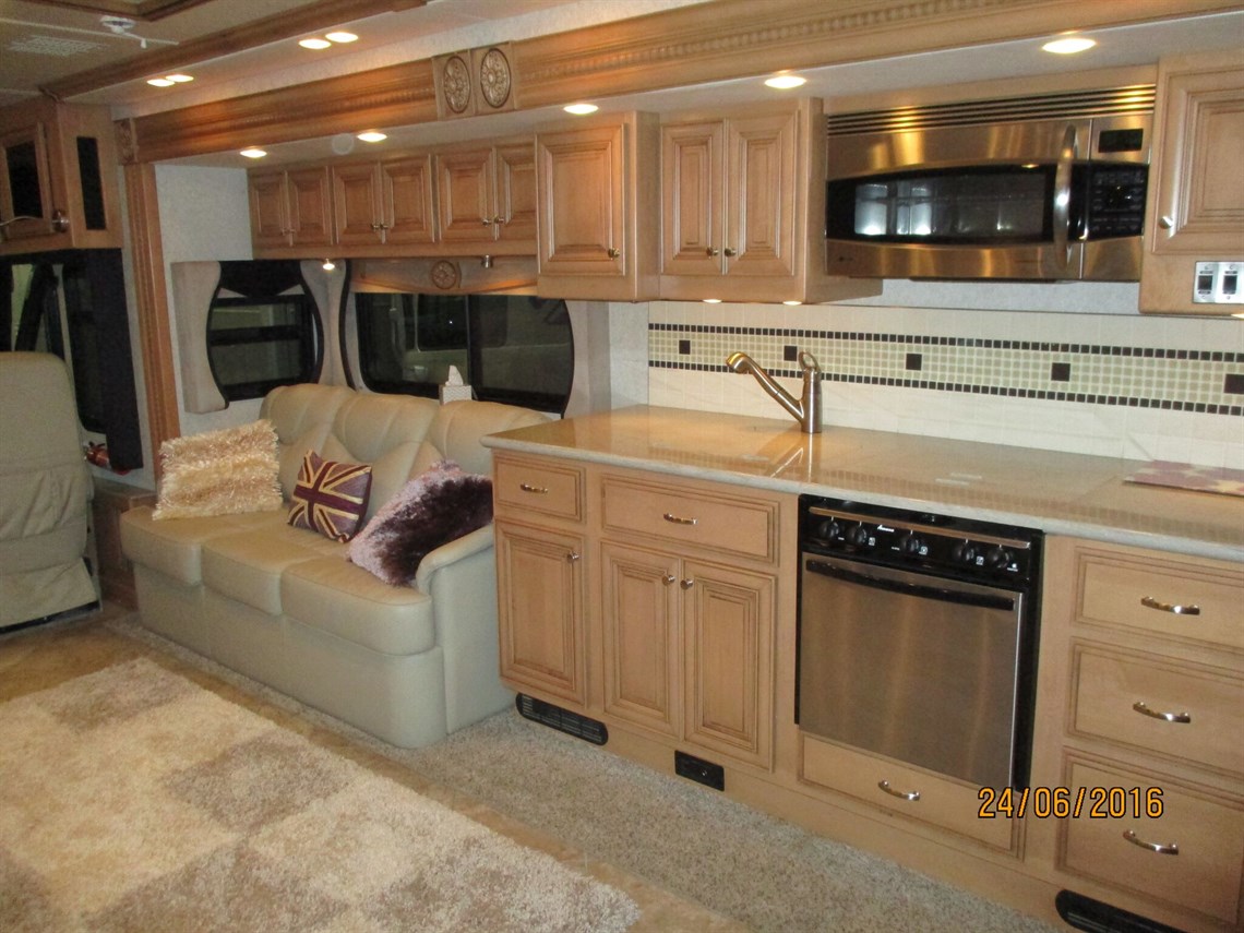 fleetwood-revolution-motorhome-42w